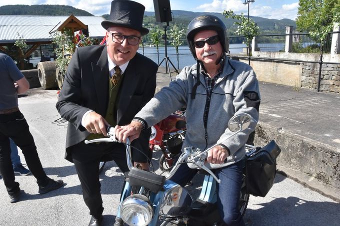 Her er det like før Dagfinn Moen starter sin første mopedtur på 50 år. Oddvar Kollsete, selv en entusiastisk mopedist ønsker ham lykke til.